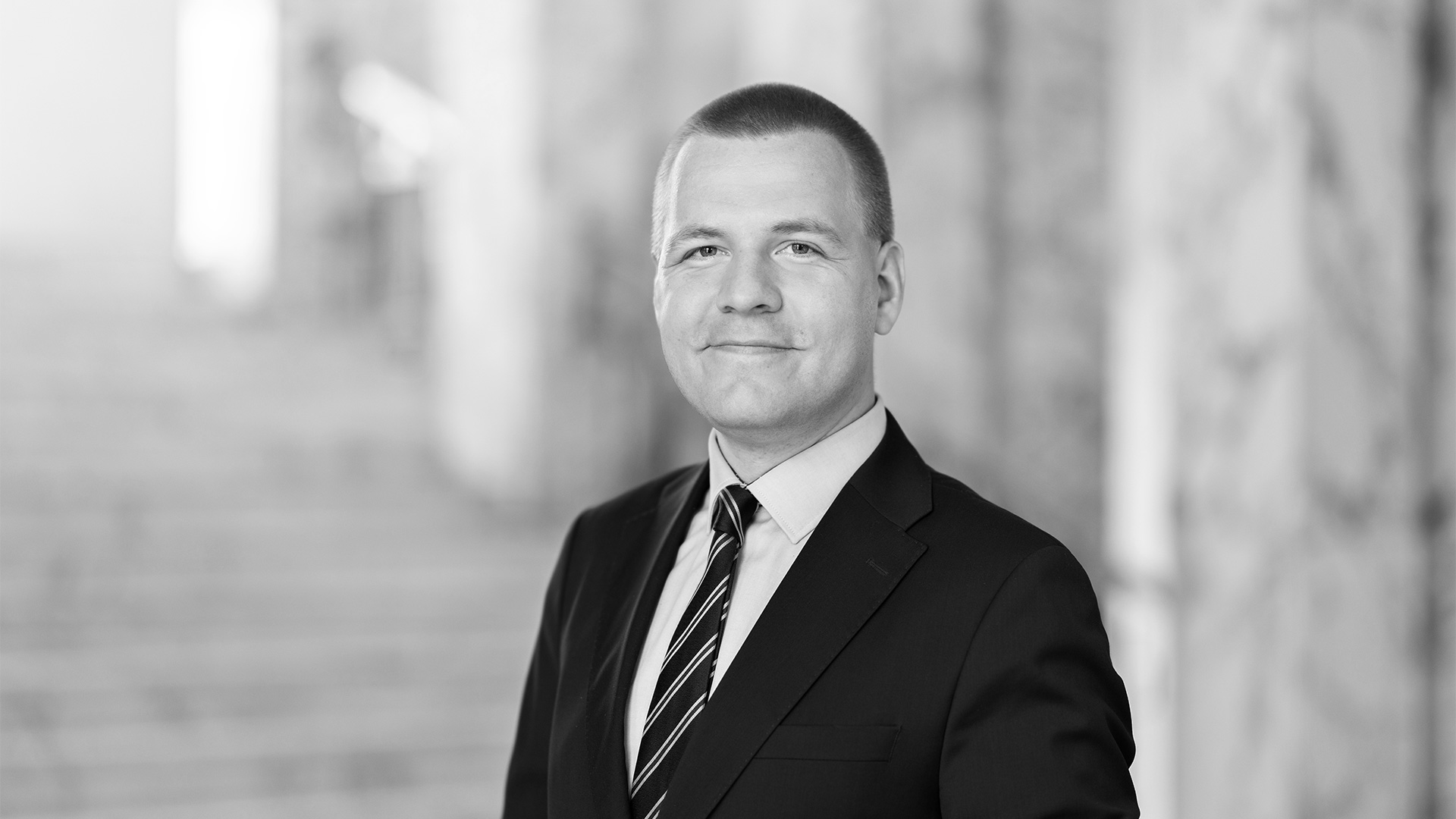 Kuvassa kansanedustaja Eemeli Peltonen eduskunnassa.
