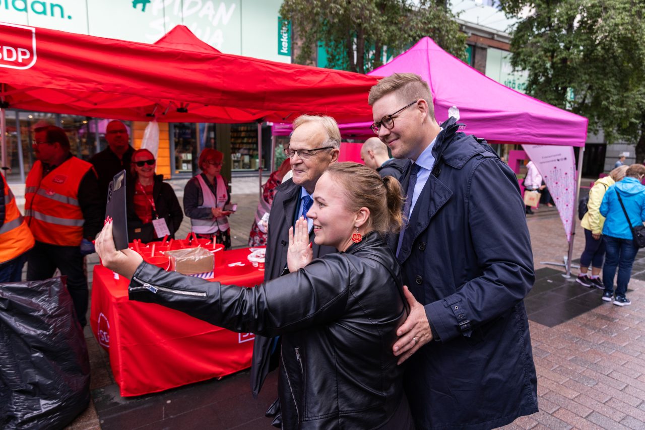 Antti Lindtman ottaa selfietä yhdessä ihmisten kanssa SDP:n teltan edessä
