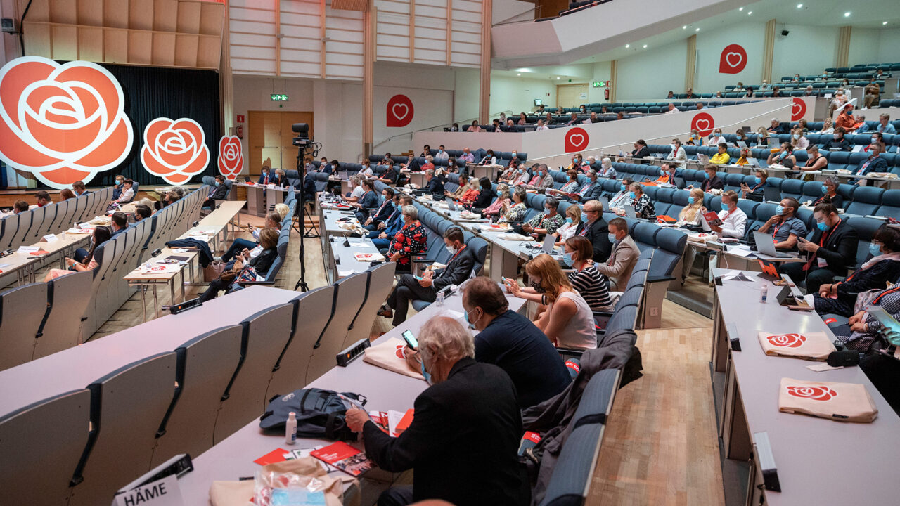 SDP:n kokous isossa auditoriossa keskittyneinä.