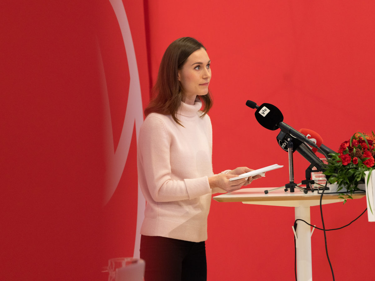Sanna Marin puhumassa Puoluevaltuuston kokouksessa.