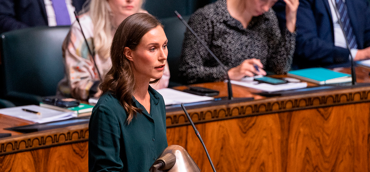 Pääministeri Sanna Marin eduskunnassa puhumassa.